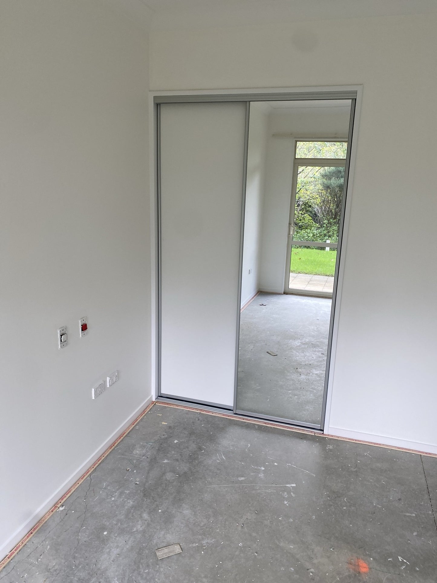 Double Sliding Doors: Mirror / White