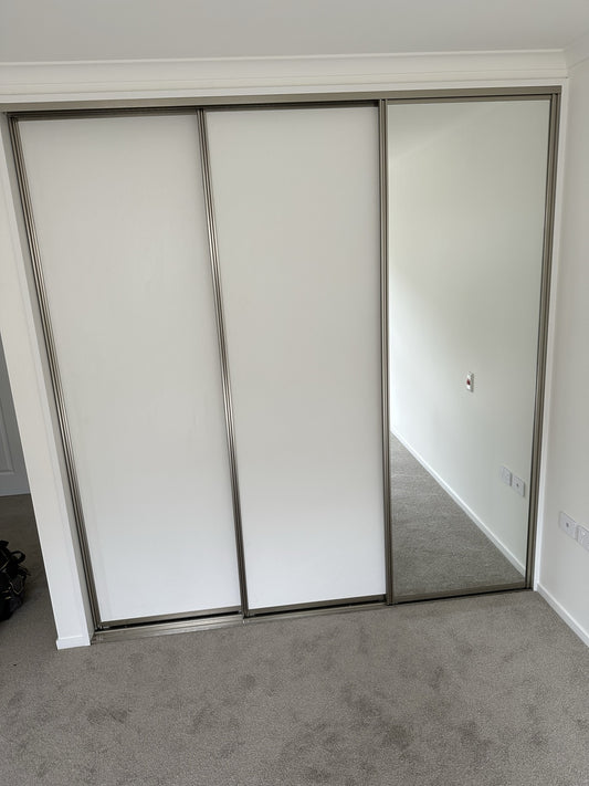 Triple Sliding Doors - Mirror / White / White